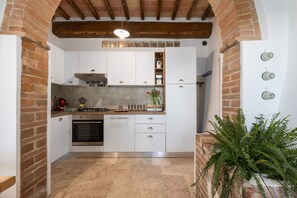 Fridge, oven, stovetop, dishwasher - Holiday Home 'Casa Ernesto - Porzione Di Colonica' with Private Garden and Wi-Fi (Monteriggioni)