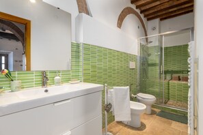 Shower, hair dryer, towels - Holiday Home 'Casa Ernesto - Porzione Di Colonica' with Private Garden and Wi-Fi (Monteriggioni)