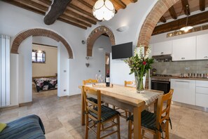 Dining - Holiday Home 'Casa Ernesto - Porzione Di Colonica' with Private Garden and Wi-Fi (Monteriggioni)