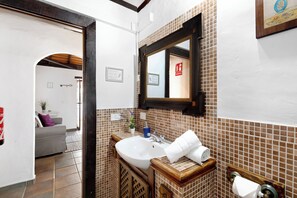 Een douche, een haardroger, handdoeken