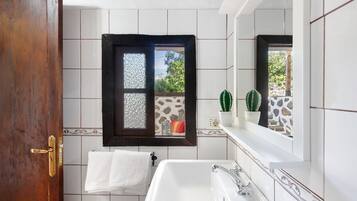 Douche, sĂšche-cheveux, serviettes fournies