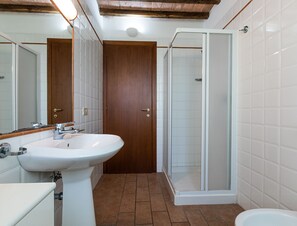 Dusche, kostenlose Toilettenartikel, Handtücher