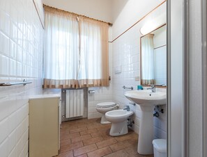 Douche, articles de toilette gratuits, serviettes fournies