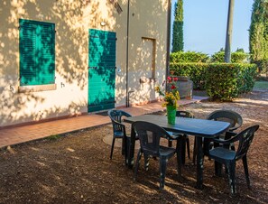 Outdoor dining - Holiday Home 'Podere Simonetta - A6' with Shared Pool, Private Terrace and Wi-Fi (Cecina)