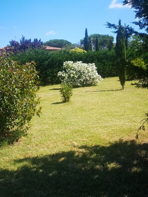Property grounds - Holiday Home 'Podere Simonetta - A13' with Shared Pool, Shared Garden and Wi-Fi (Cecina)