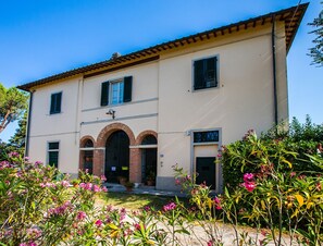 Exterior - Holiday Home 'Podere Simonetta - A13' with Shared Pool, Shared Garden and Wi-Fi (Cecina)