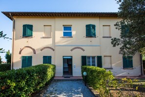 Exterior - Holiday Home 'Podere Simonetta - A13' with Shared Pool, Shared Garden and Wi-Fi (Cecina)