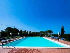 Pool - Holiday Home 'Podere Simonetta - A13' with Shared Pool, Shared Garden and Wi-Fi (Cecina)