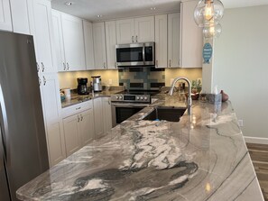 Kylskåp, mikrovågsugn, ugn och spishäll