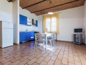 Jääkaappi, liesi, keittoastiat/astiat/ruokailuvälineet