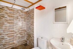 Een douche, een haardroger, handdoeken