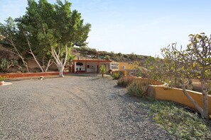 Property grounds - Vacation Home "Vidalenta El Salobre" with Mountain View, Private Pool & Wi-Fi (El Salobre)