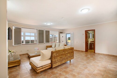 Vidalenta El Salobre Holiday Home: Mountain Views, Private Pool, and Wi-Fi