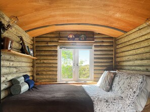 1 bedroom, bed sheets