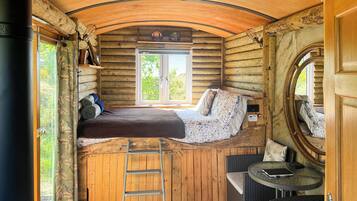1 bedroom, bed sheets