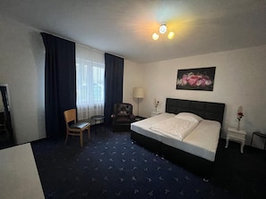Standard Double Room | Free WiFi, bed sheets - Hotel und Restaurant 9-enhof  (Wuppertal)