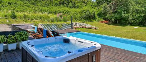 Outdoor spa tub