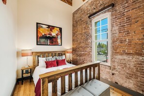 Iron/ironing board, travel crib, free WiFi, bed sheets