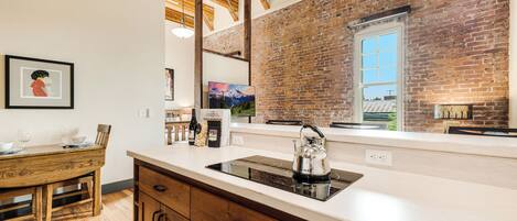 Réfrigérateur, micro-ondes, plaque de cuisson, cafetière/bouilloire