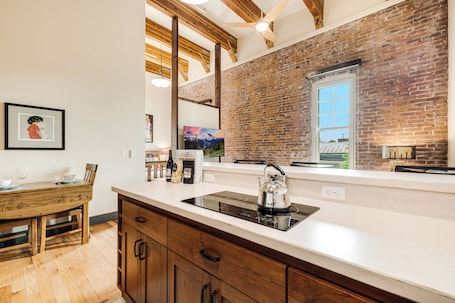 Fridge, microwave, stovetop, coffee/tea maker. Amity Flats #3: Willakenzie Flat