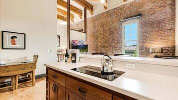 Réfrigérateur, micro-ondes, plaque de cuisson, cafetière/bouilloire