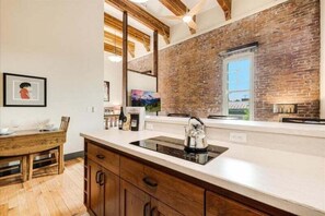 Réfrigérateur, micro-ondes, plaque de cuisson, cafetière/bouilloire