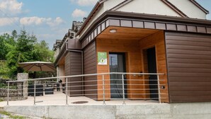 Edifici de fusta amb un rètol que indica que és una casa rural.