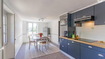 Een microgolfoven, een oven, een vaatwasser, een kinderstoel