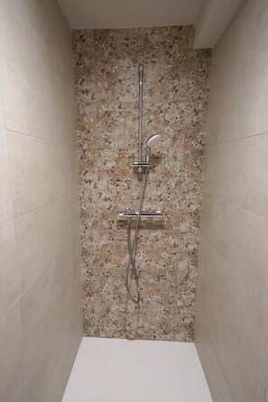Een douche, handdoeken