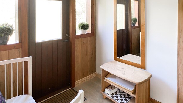 A wooden door with a window, a bench with a mirror, and a small shelf with a checkered pattern. - Awesome home in Hyltebruk with WiFi (Hyltebruk)