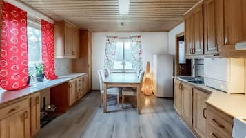 Kylskåp, ugn, spishäll och kaffe- och tebryggare