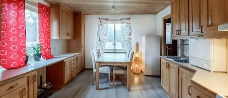 Réfrigérateur, four, plaque de cuisson, cafetière/bouilloire