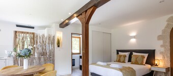 Eva Home | Stunning Villa with Garden | Sleeps 10