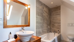 Shower, hair dryer, towels - Eva Home | Stunning Villa with Garden | Sleeps 10 (Honfleur)