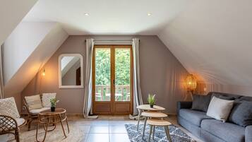 Télévision, cheminée, livres