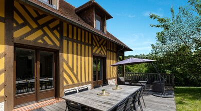 Eva Home | Stunning Villa with Garden | Sleeps 10