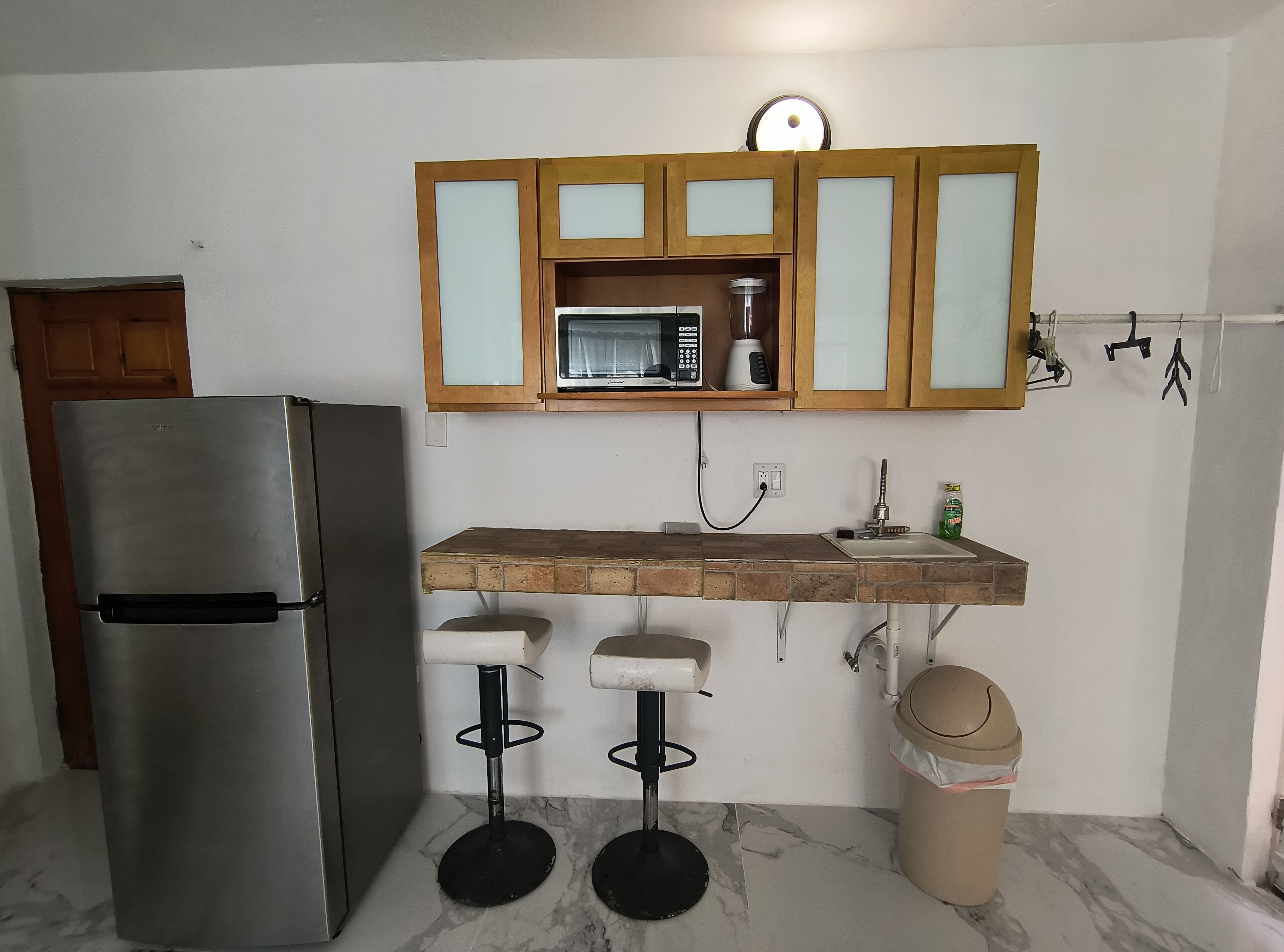 Frigorífico, microondas, cafetera o tetera y tostadora