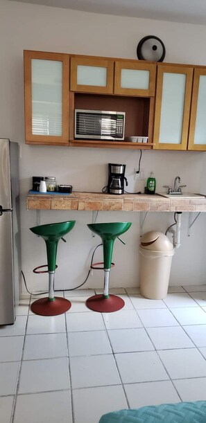 Réfrigérateur, four à micro-ondes, cafetière-théière, grille-pain