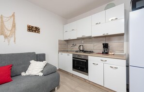 Een koelkast, een oven, een kookplaat, een koffiezetapparaat/waterkoker