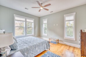 4 bedrooms, iron/ironing board, free WiFi, bed sheets