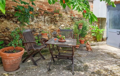 Pet friendly apartment in Rosia with kitchen