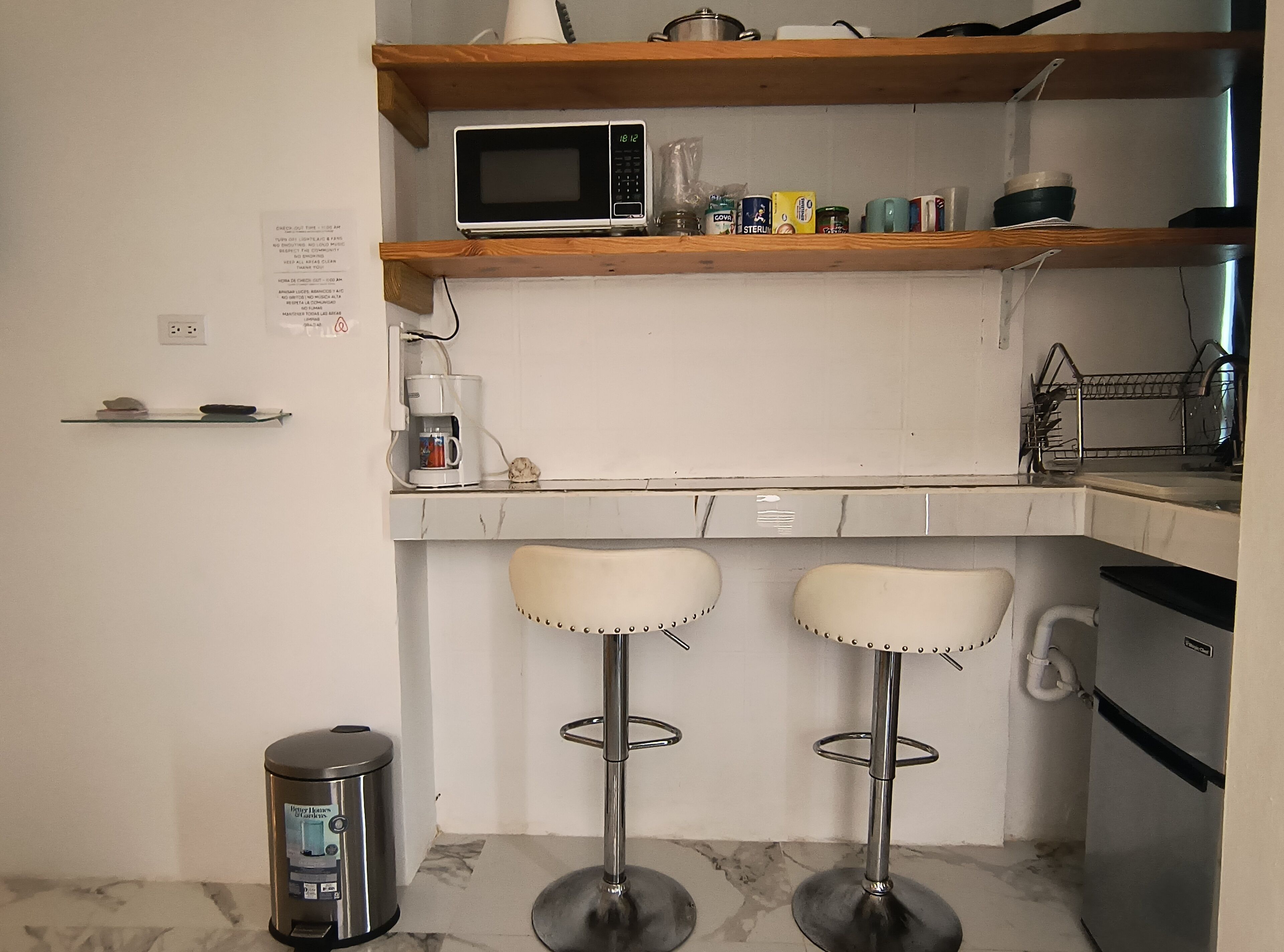 Kaffe- och tebryggare, kylskåp, mikrovågsugn och brödrost