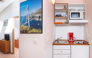 Refrigerador, microondas, parrilla de estufa y cafetera y tetera 