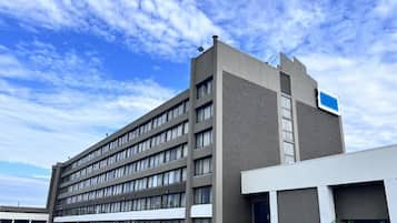Vista frontal de la propiedad
