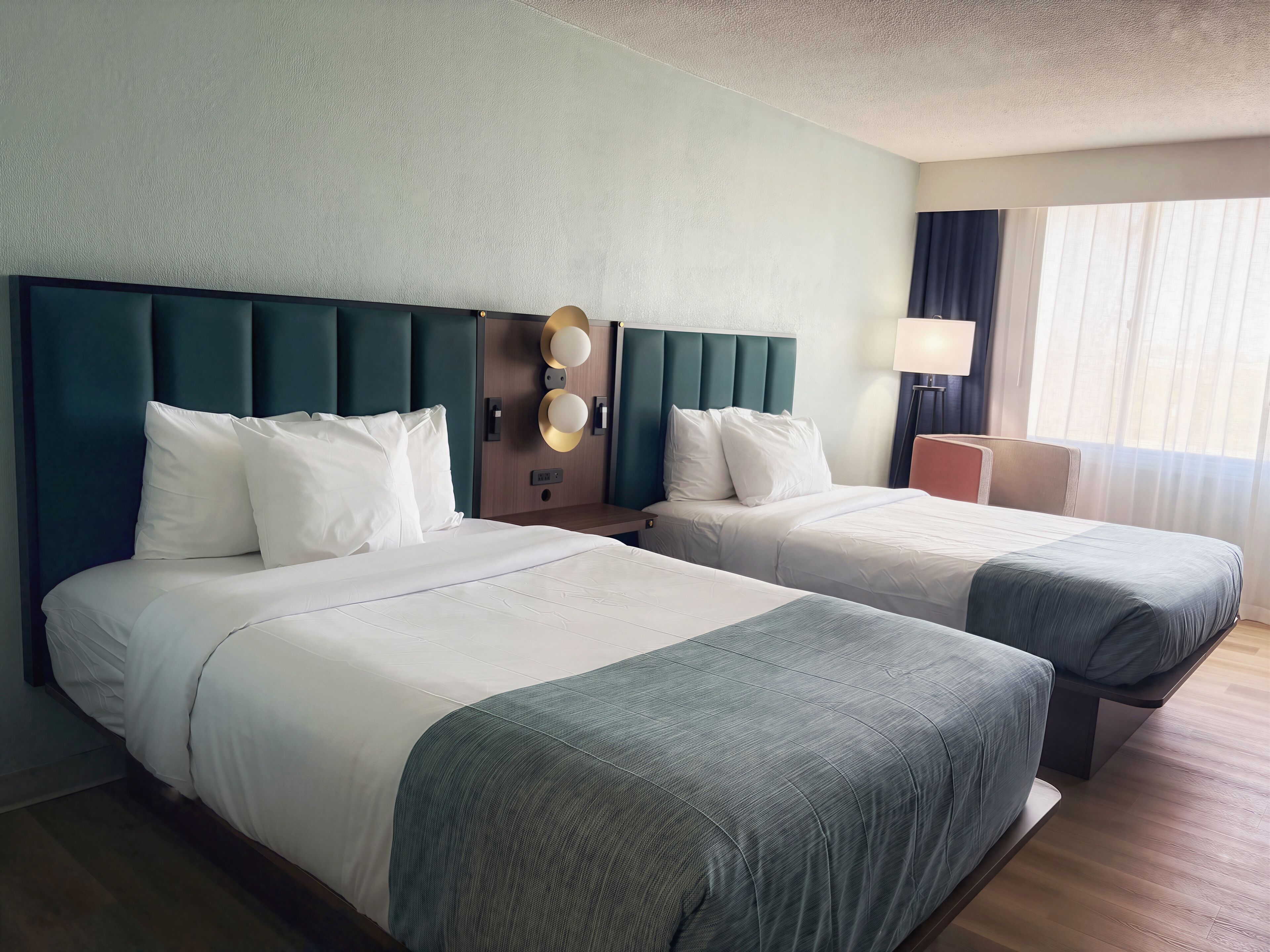 Standaard tweepersoonskamer | Een bureau, een strijkplank/strijkijzer, gratis wifi, beddengoed