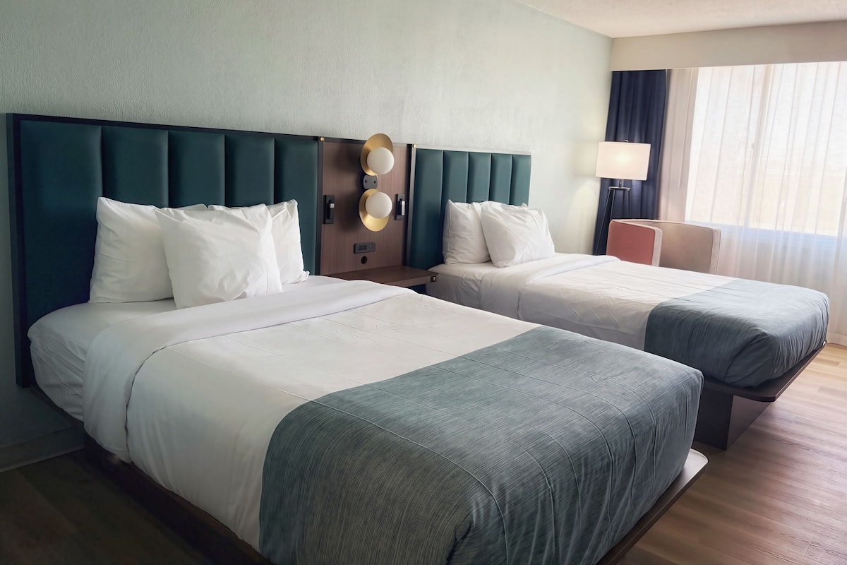 Escritorio, tabla de planchar con plancha, wifi gratis y ropa de cama