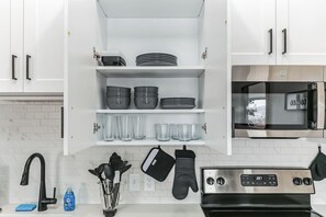 冷蔵庫、電子レンジ、オーブン、コンロ