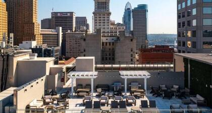 King Bed, Downtown Steps from Bengals & Reds, Minutes to OTR, TQL, Free Parking