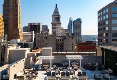 King Bed, Downtown Steps from Bengals & Reds, Minutes to OTR, TQL, Free Parking