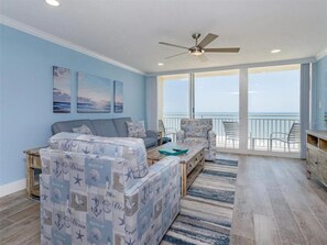 Smart TV, stereo - DIRECT OCEANFRONT - TOP TWO FLOORS - LUXURY TOWNHOUSE - THE PELICAN (New Smyrna Beach)